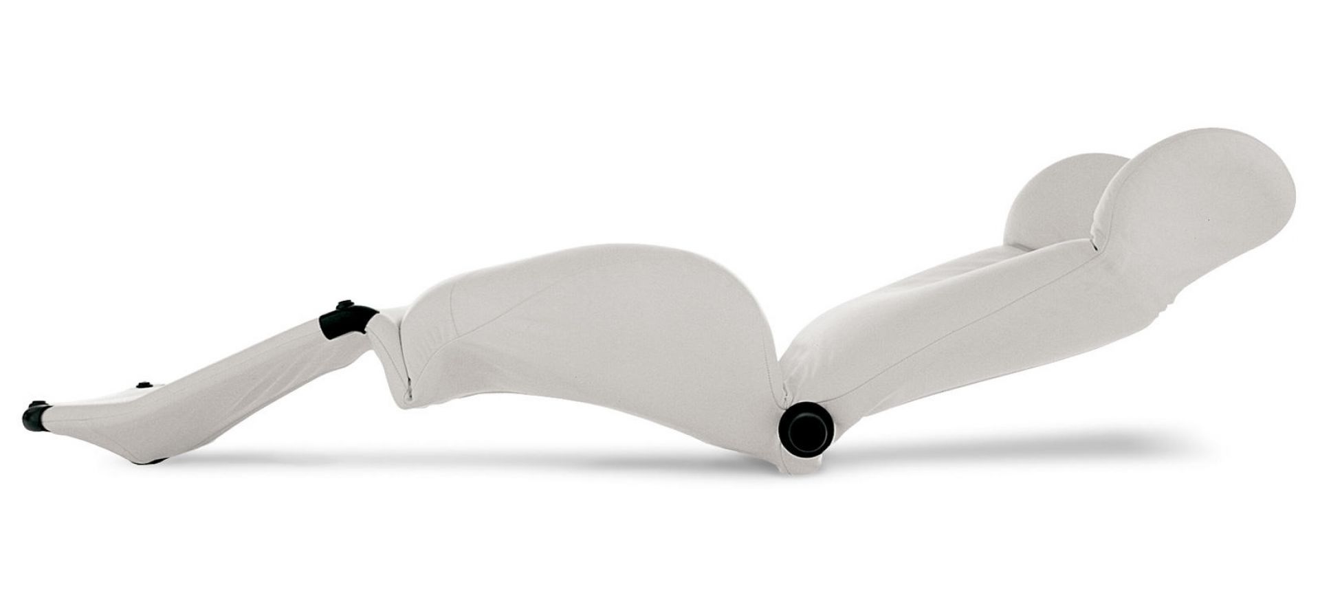 Weißer Cassina Wink Sessel, moderner Design-Sessel mit verstellbarer Rückenlehne und Fußstütze.